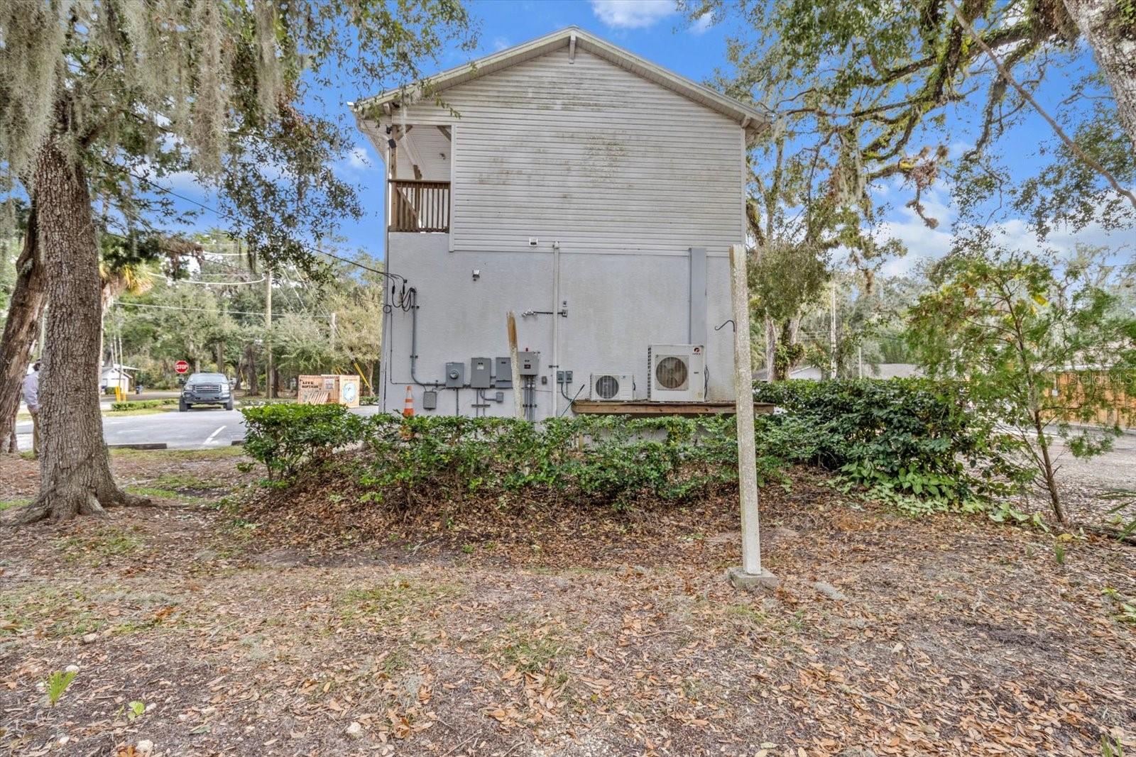 Listing photo id 28 for 10460 New York Street