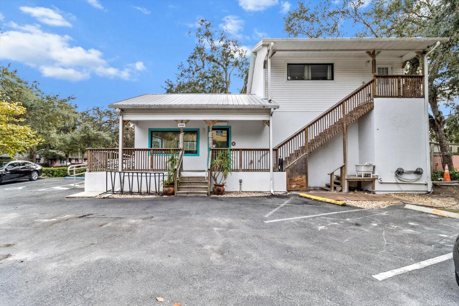 Listing photo id 2 for 10460 New York Street