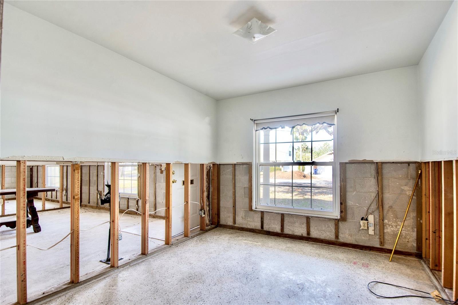 Listing photo id 23 for 4710 San Rafael Street