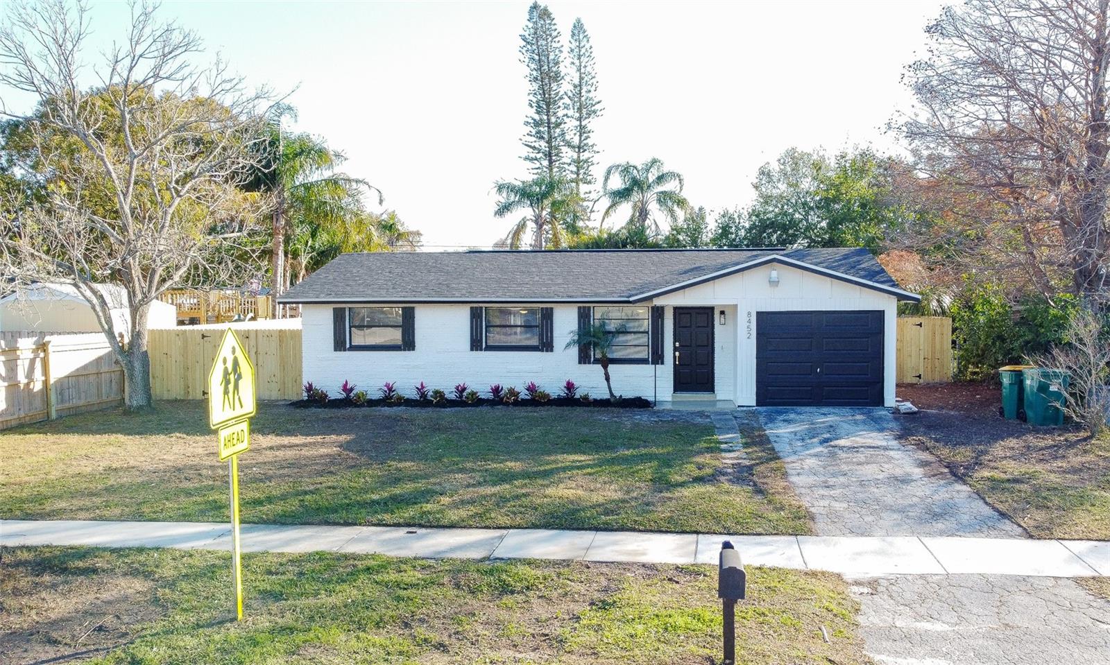 Listing photo id 1 for 8452 Magnolia Drive