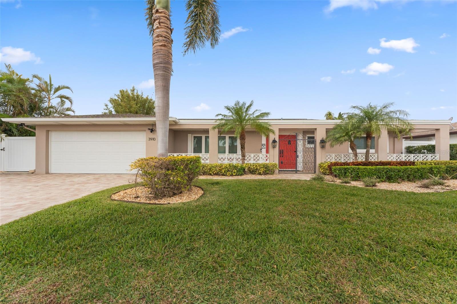 Listing photo id 1 for 3910 Americana Drive