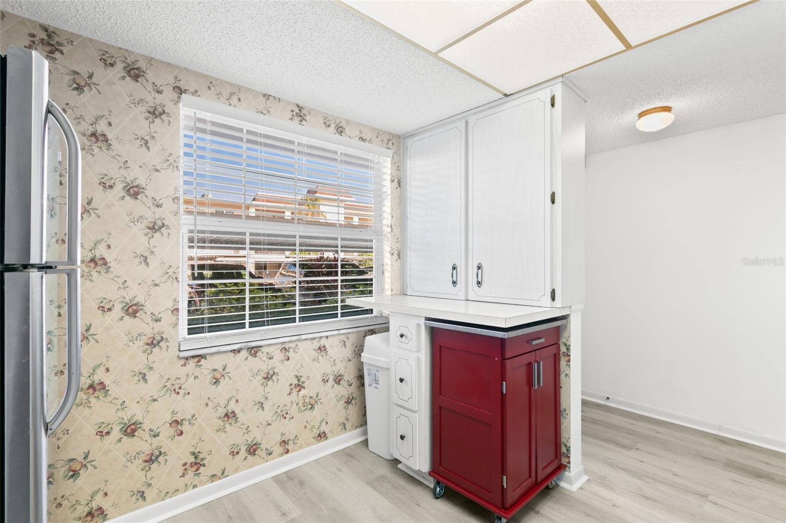 Listing photo id 13 for 845 Maple Court 107