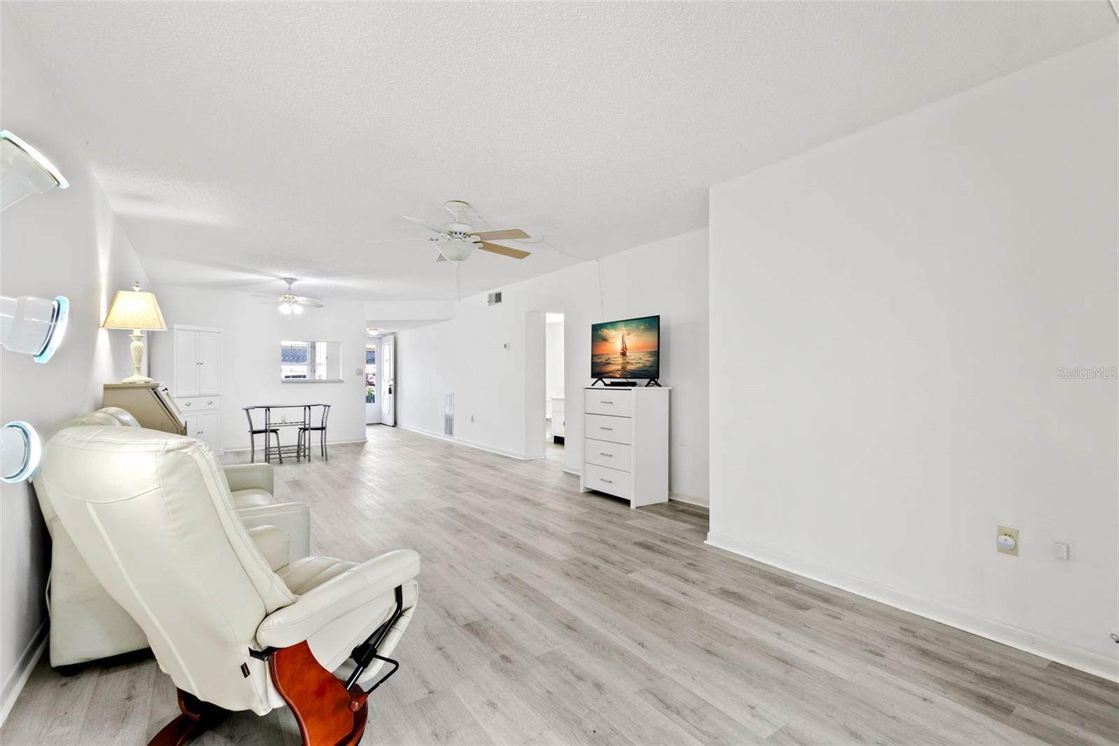 Listing photo id 2 for 845 Maple Court 107