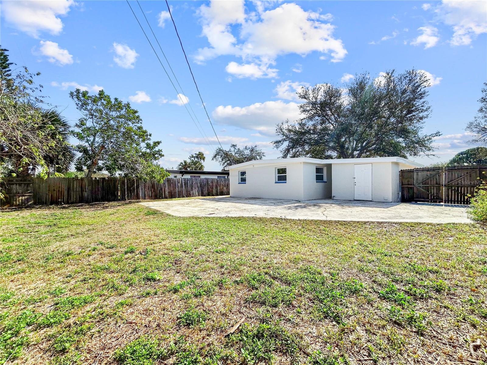 Listing photo id 11 for 8719 92nd Terrace