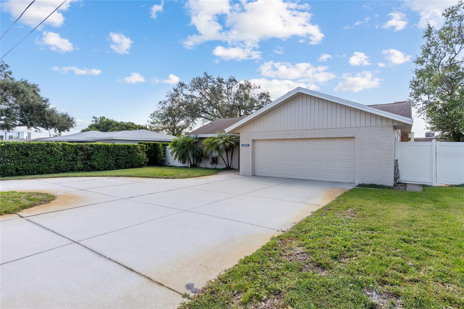 Listing photo id 47 for 2620 Renatta Drive