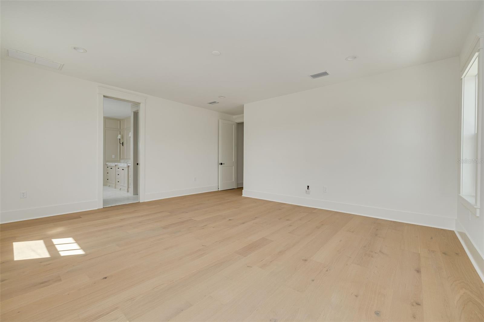 Image 50 of 64 For 323 Appian Way Ne