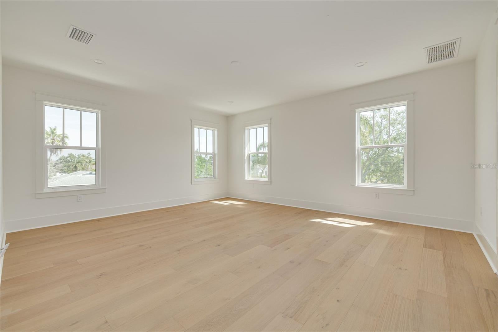 Image 52 of 64 For 323 Appian Way Ne