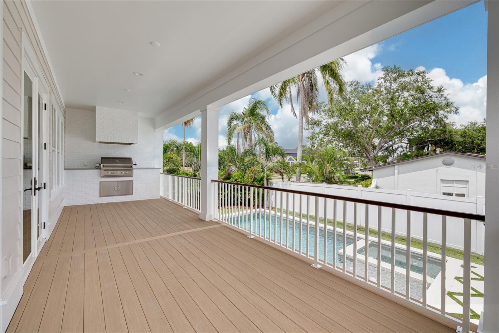 Listing photo id 74 for 323 Appian Way Ne