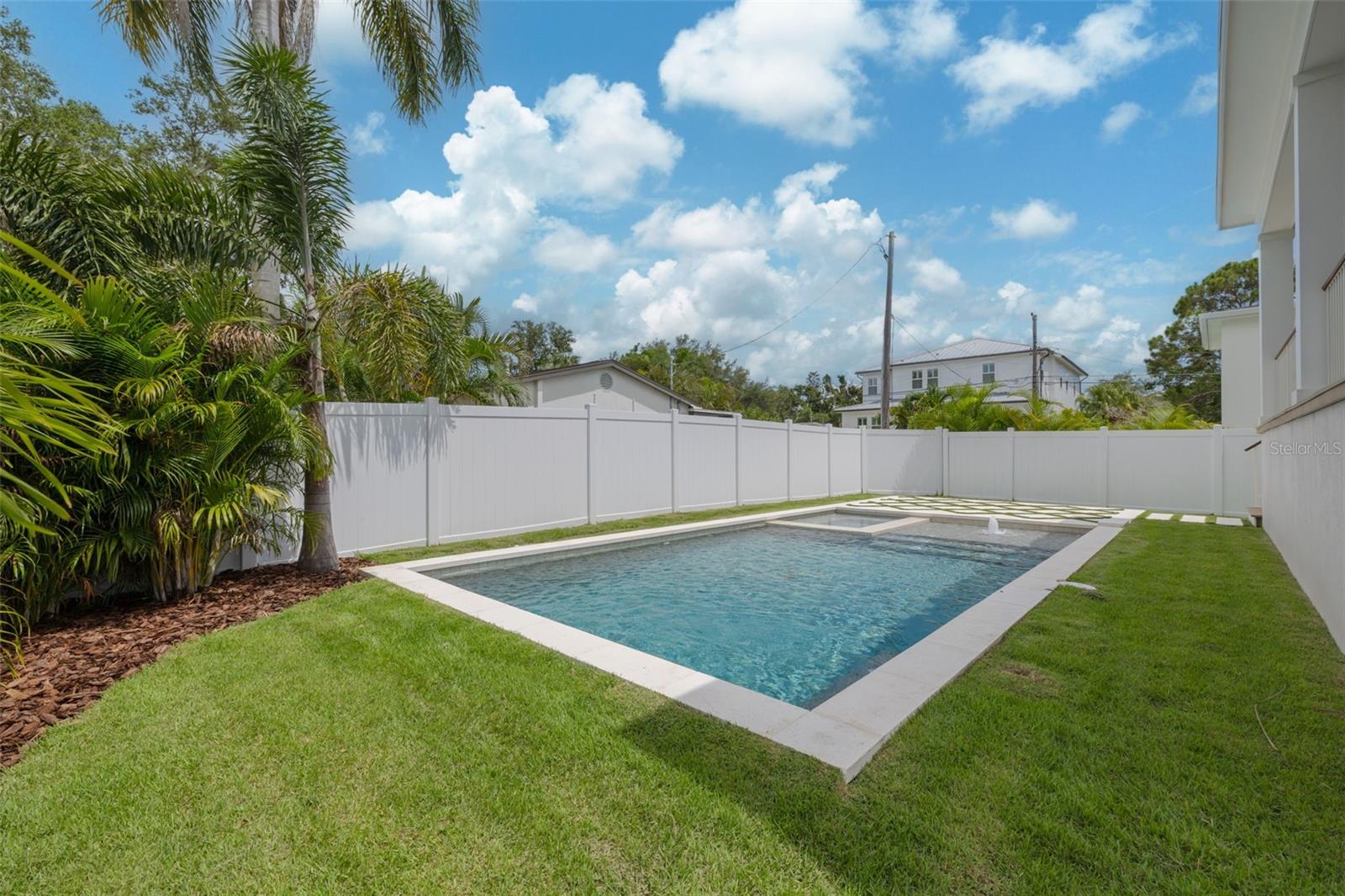 Listing photo id 84 for 323 Appian Way Ne