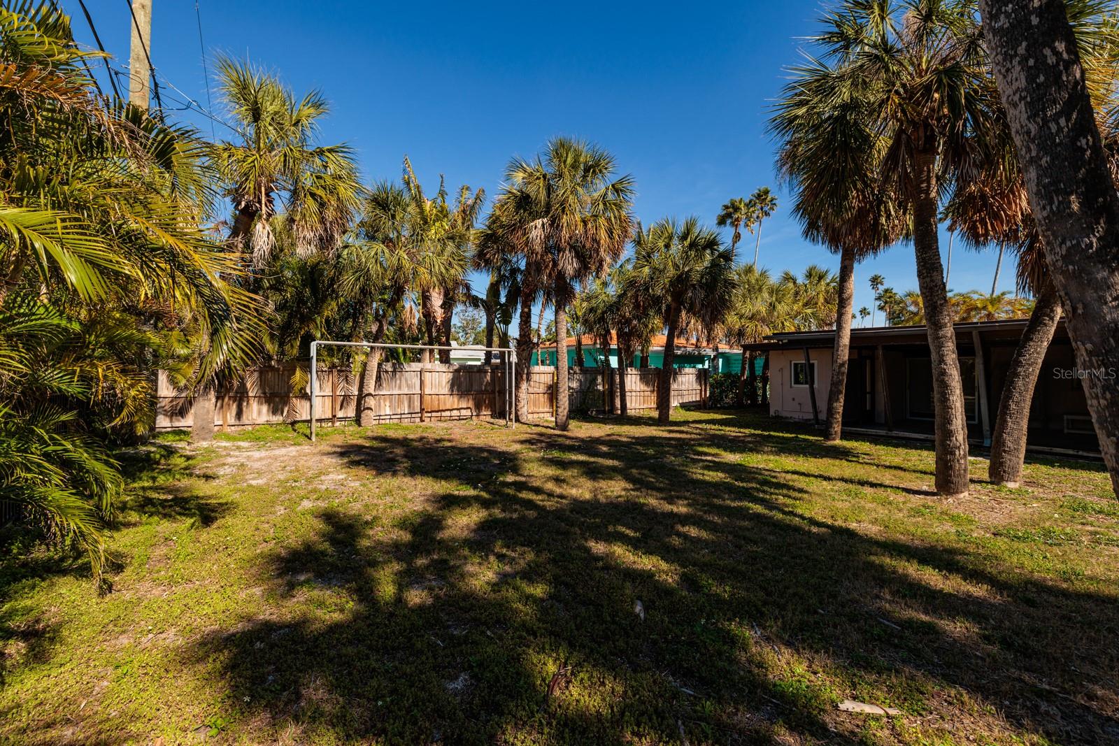 Listing photo id 28 for 3110 De Bazan Avenue