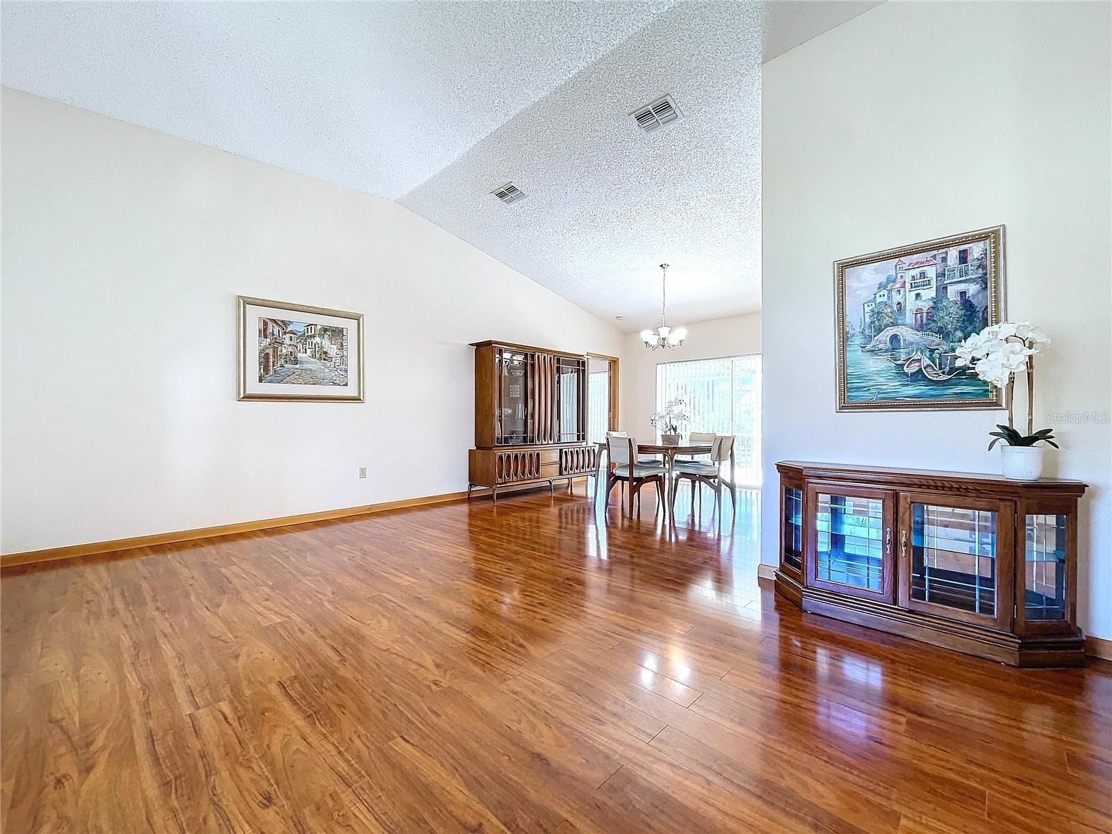 Listing photo id 5 for 2722 Scobee Drive