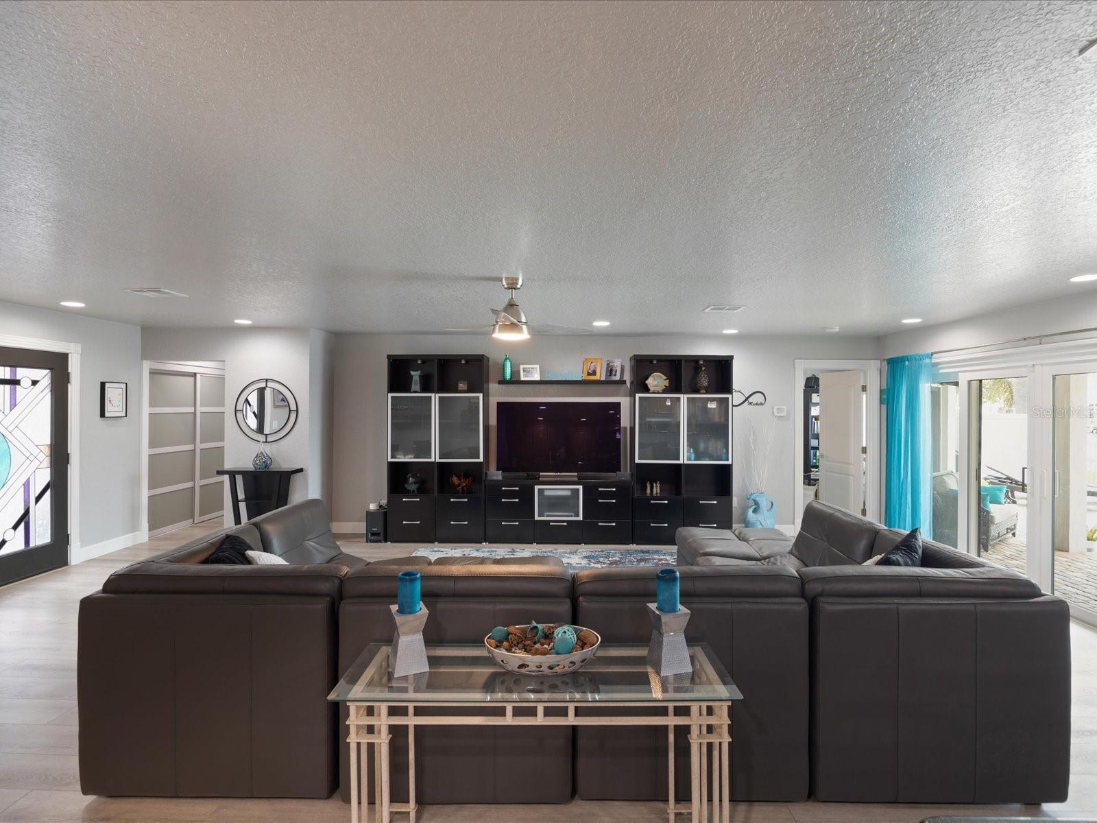 Listing photo id 11 for 725 Capri Boulevard