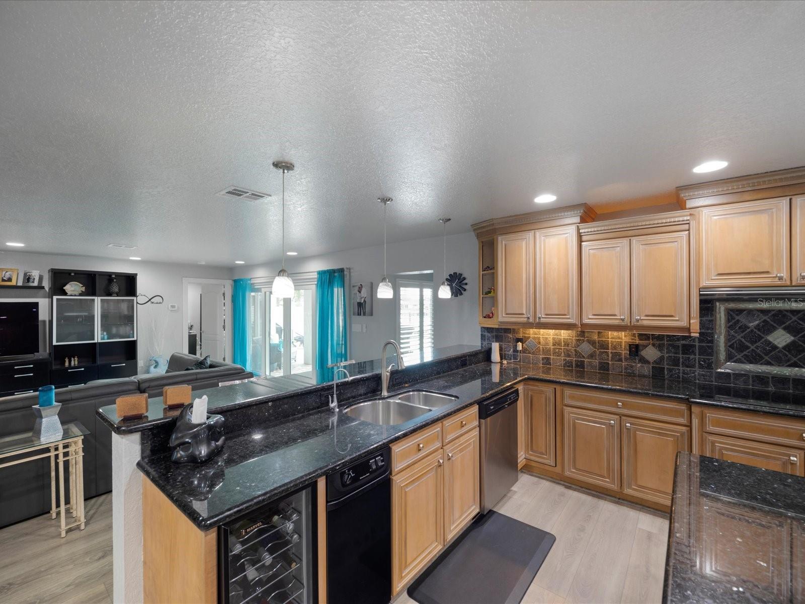 Listing photo id 20 for 725 Capri Boulevard