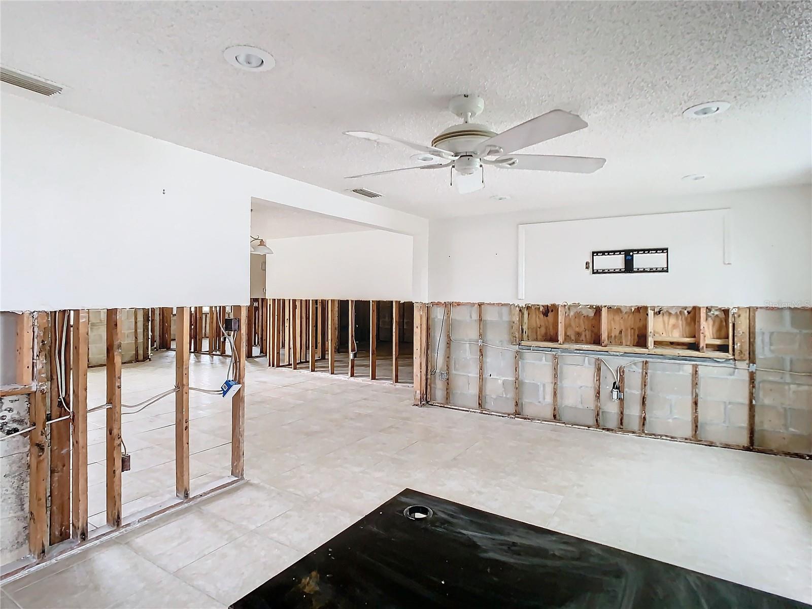 Listing photo id 8 for 6221 Seabreeze Drive