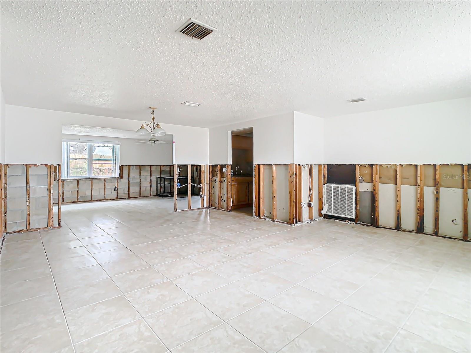 Listing photo id 1 for 6221 Seabreeze Drive