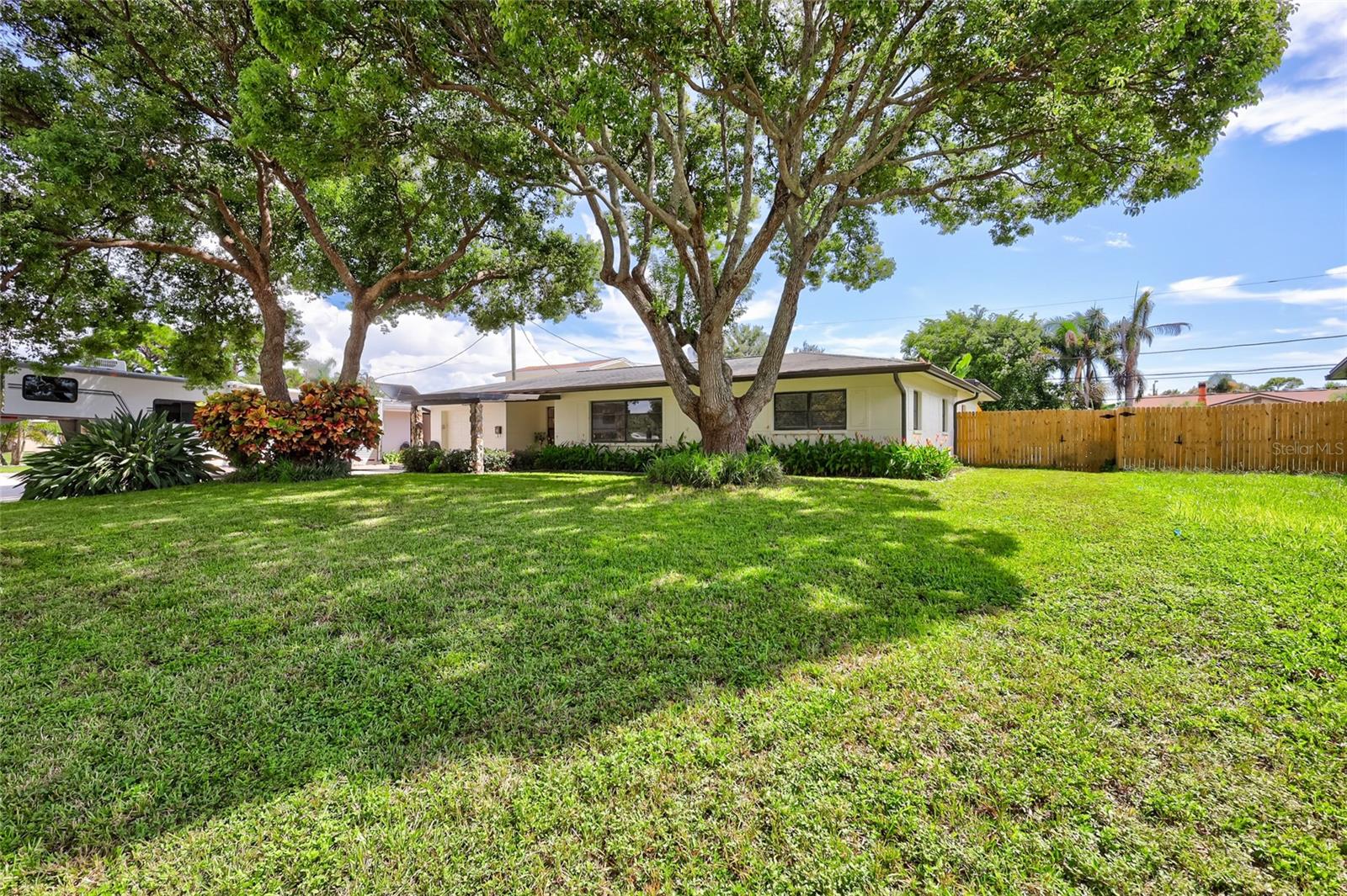 Listing photo id 58 for 8532 Kumquat Avenue