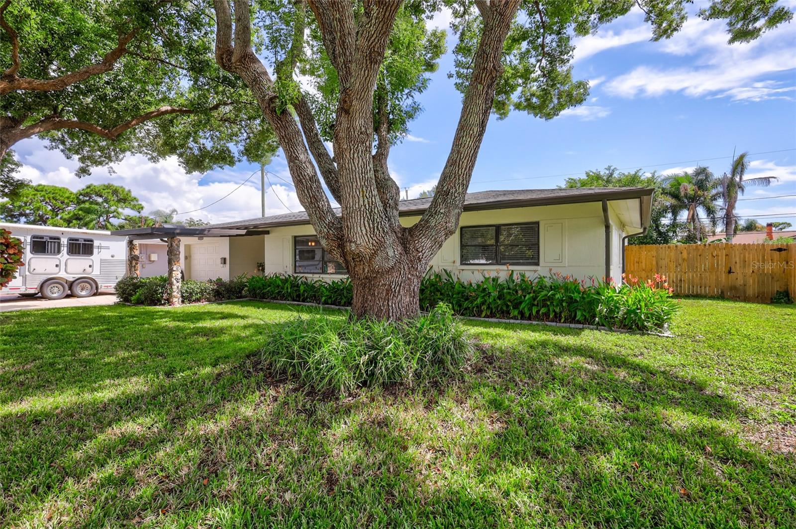 Listing photo id 60 for 8532 Kumquat Avenue