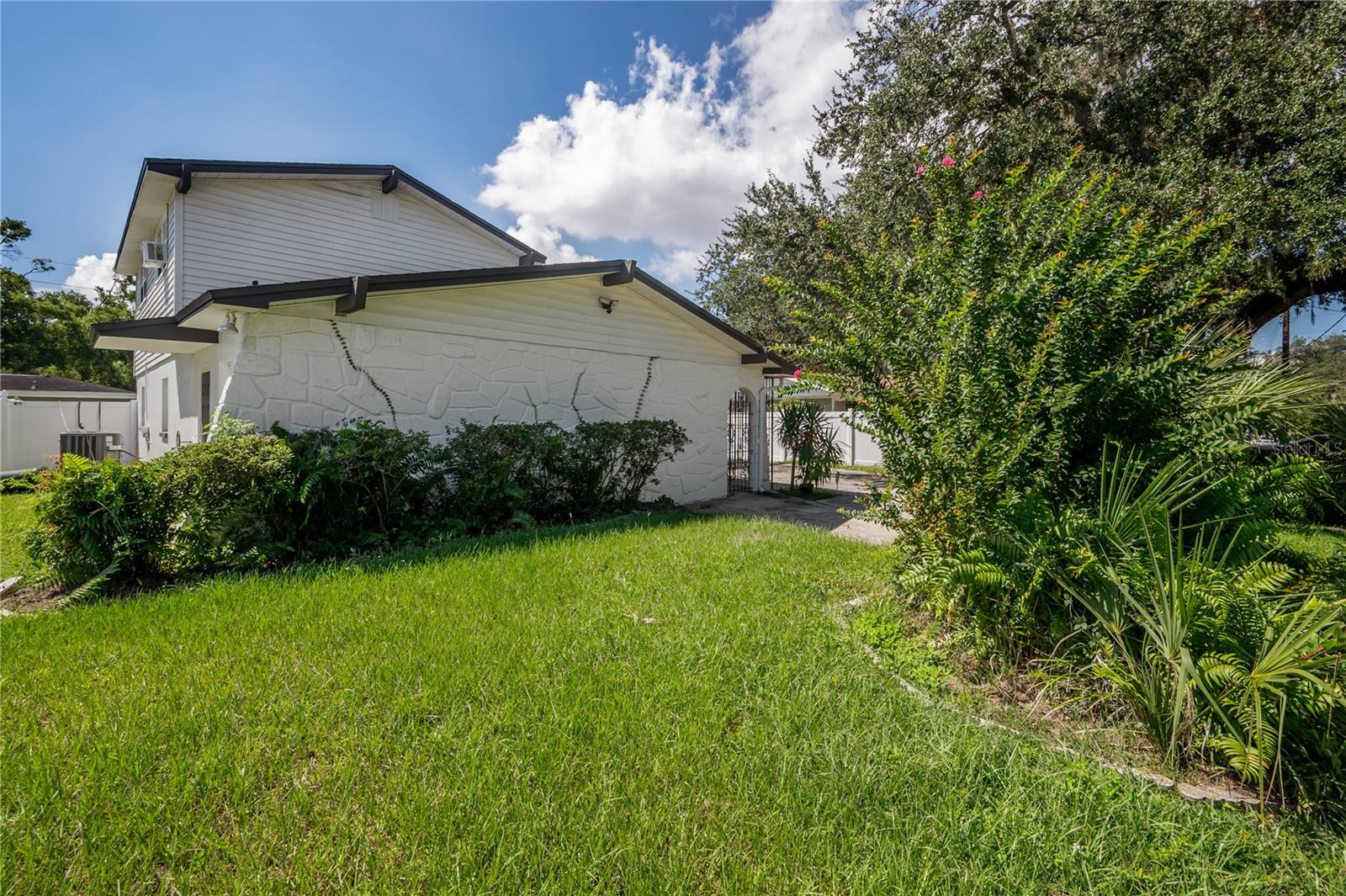 Listing photo id 50 for 3211 Arch Street