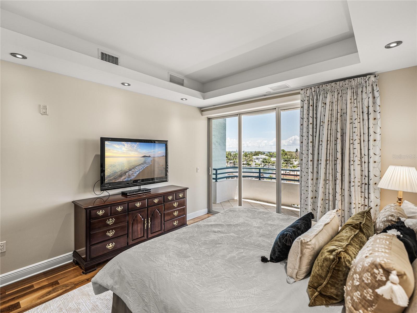 Listing photo id 70 for 3910 Gulf Boulevard 400