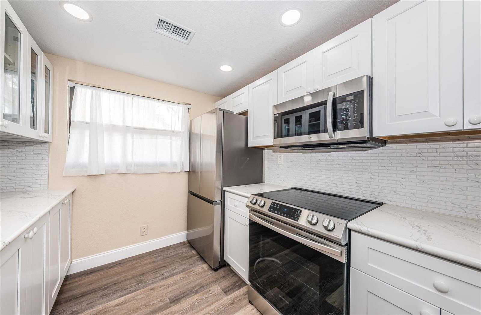 Image 6 of 38 For 6145 Sun Boulevard 103