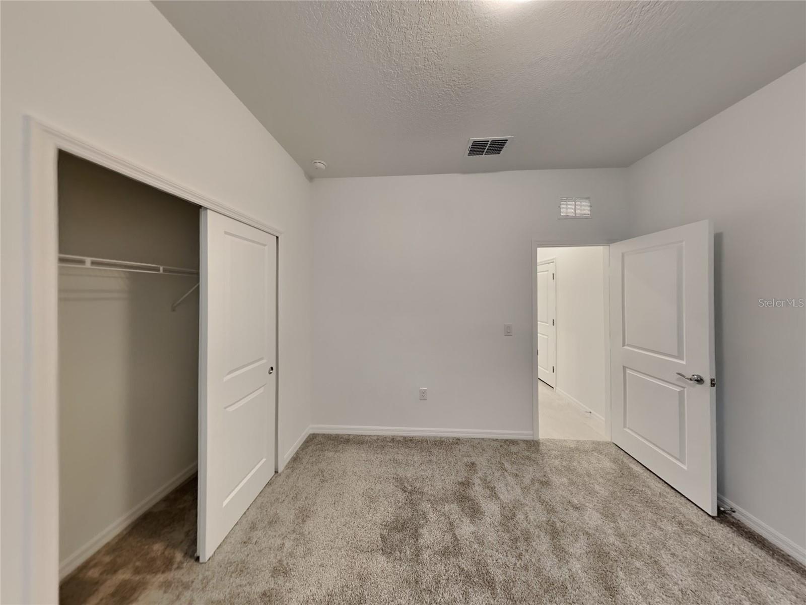 Listing photo id 12 for 2918 61st Drive E