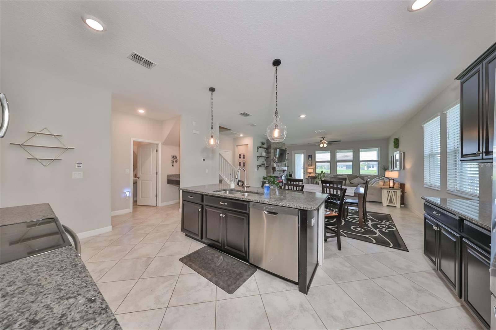 Listing photo id 13 for 9608 Ivory Drive