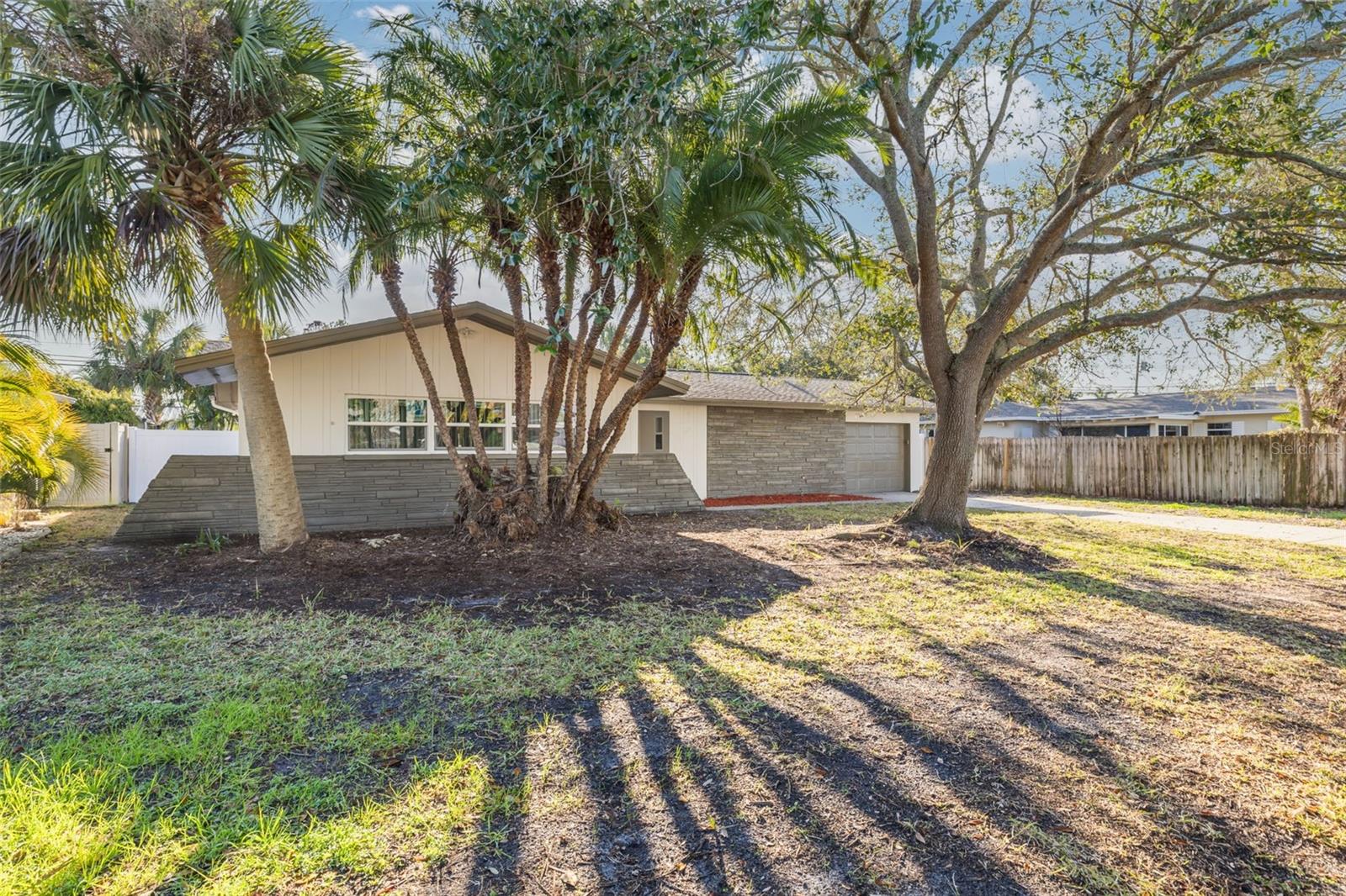 Listing photo id 1 for 2215 Cedar Drive