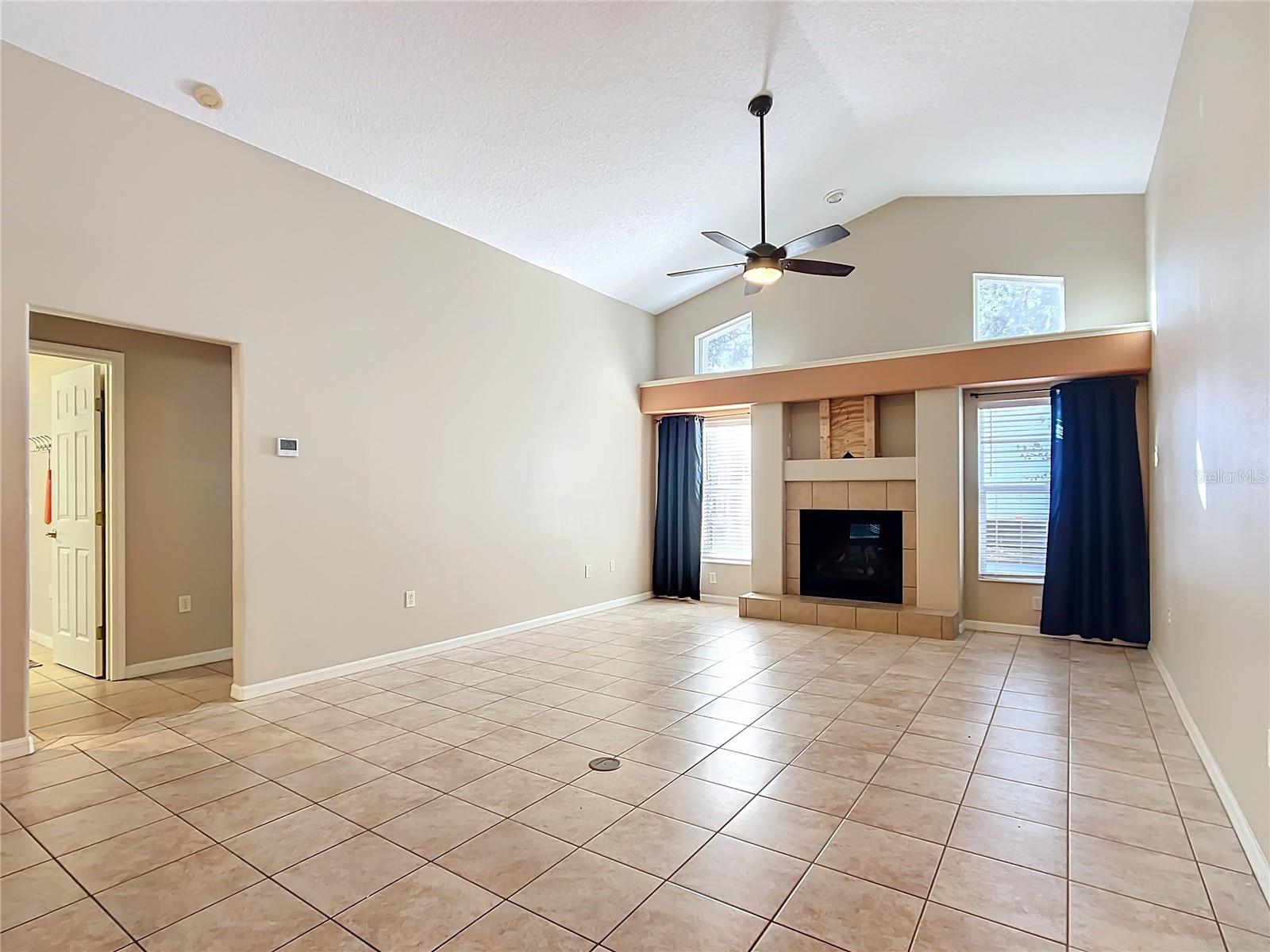 Listing photo id 17 for 4564 Ficus Drive