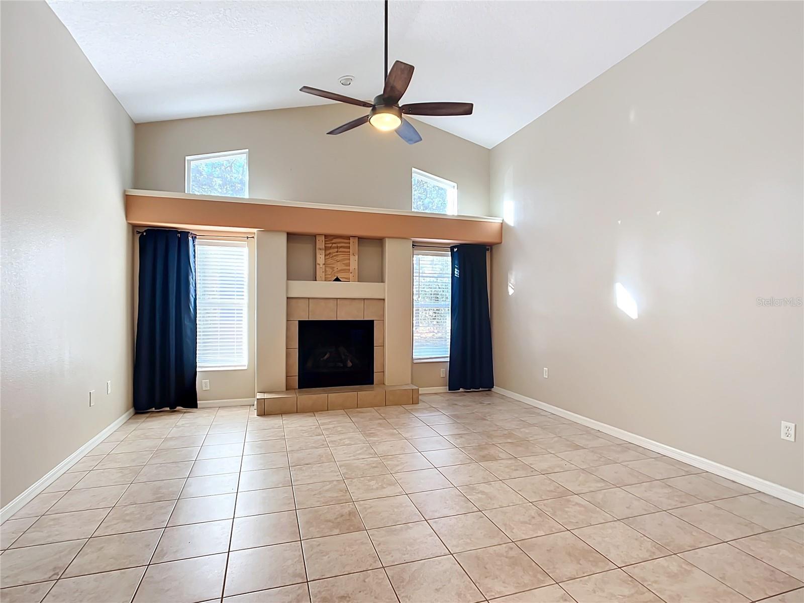 Listing photo id 19 for 4564 Ficus Drive