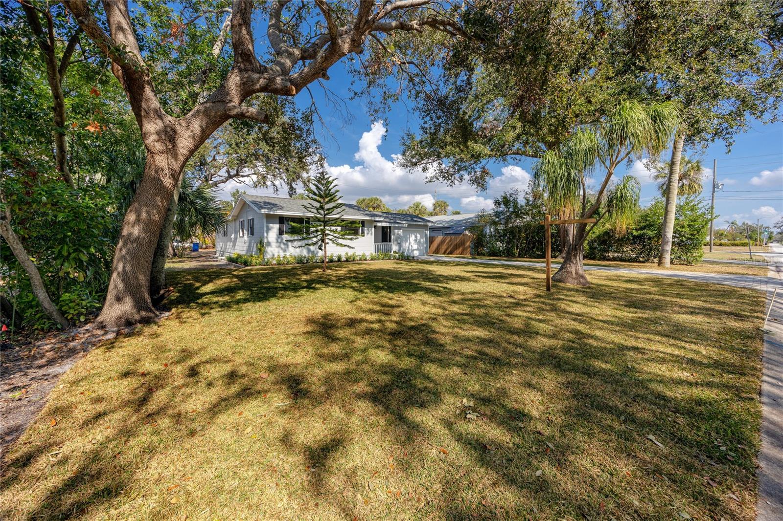 Listing photo id 0 for 6923 Dartmouth Avenue N