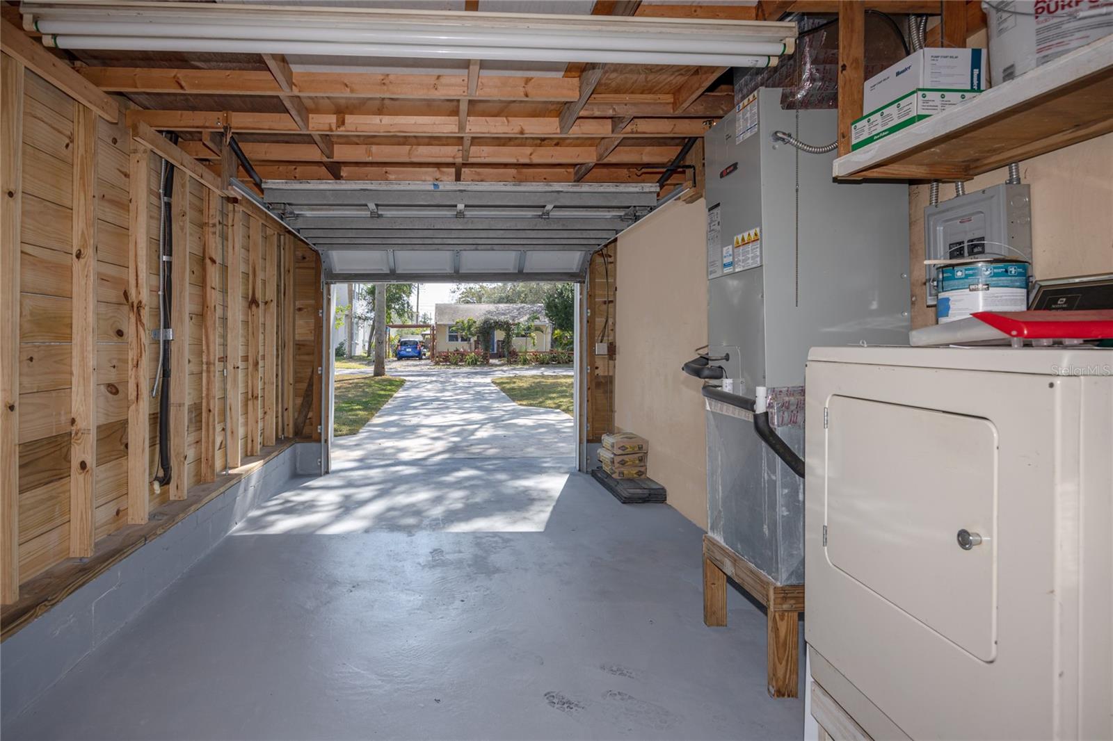 Listing photo id 23 for 6923 Dartmouth Avenue N