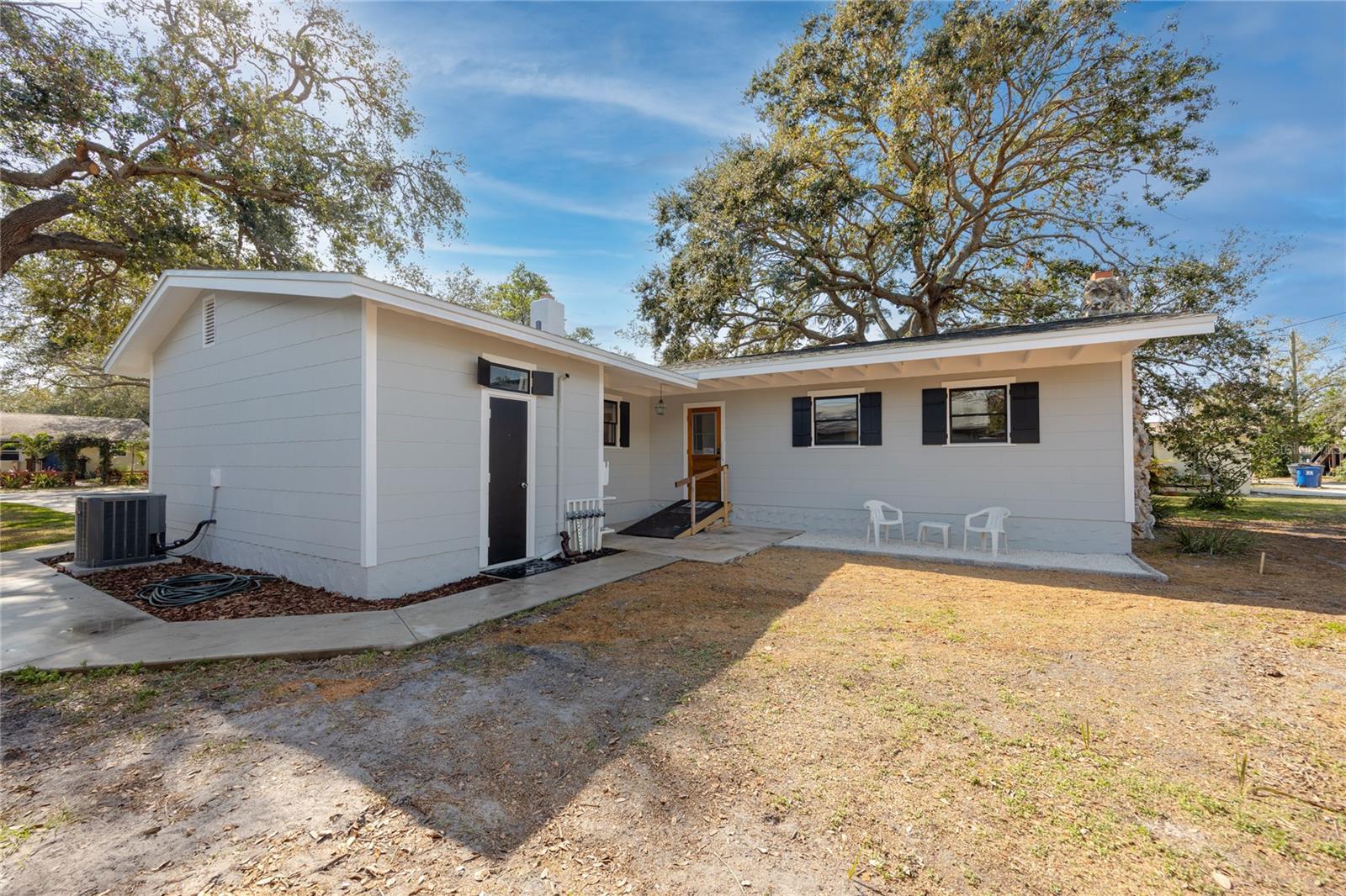 Listing photo id 24 for 6923 Dartmouth Avenue N