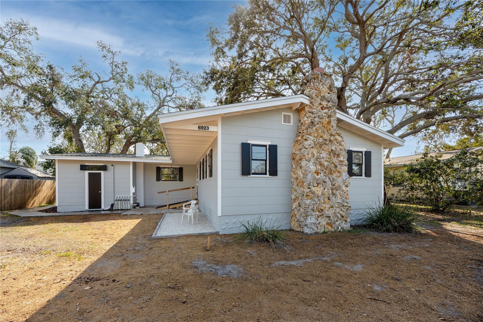 Listing photo id 25 for 6923 Dartmouth Avenue N