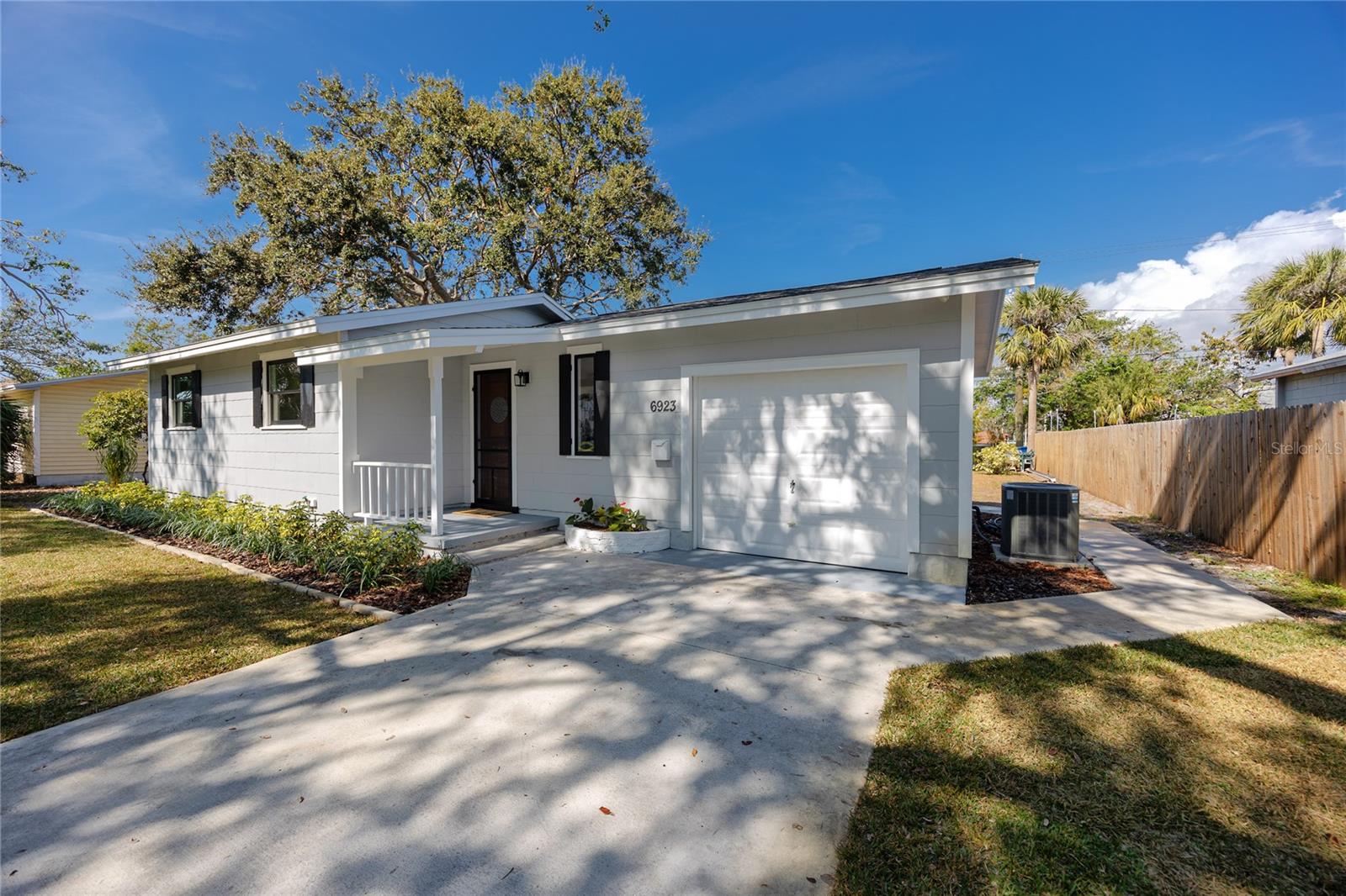 Listing photo id 2 for 6923 Dartmouth Avenue N