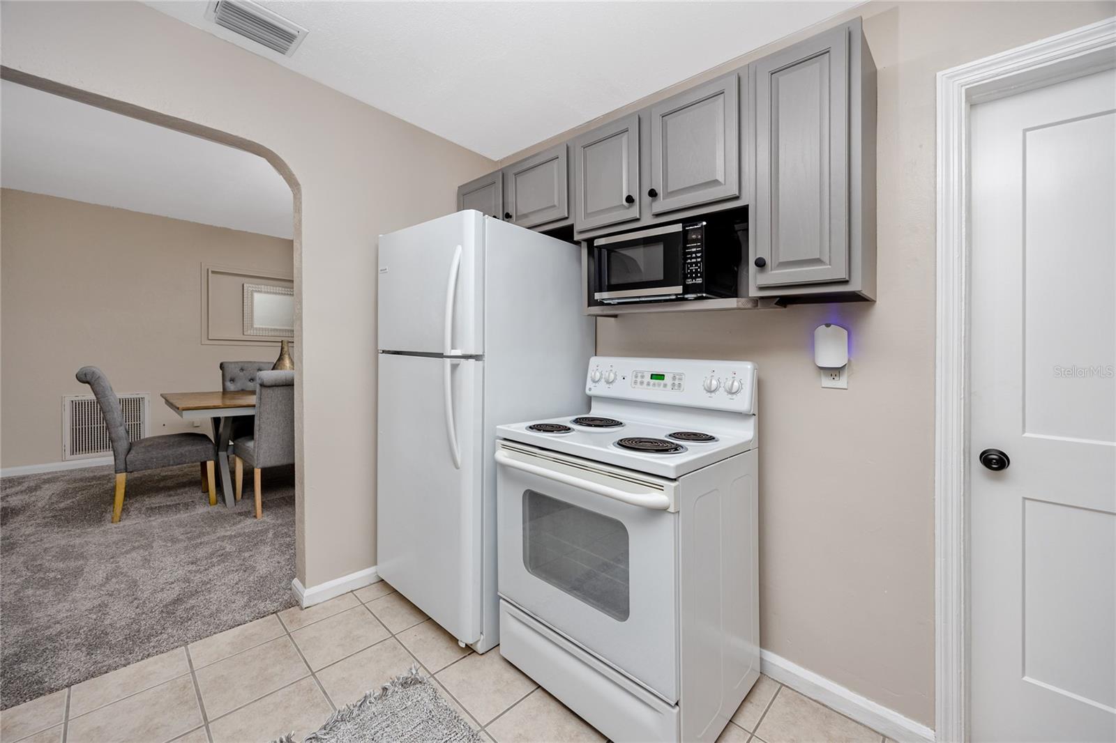 Listing photo id 6 for 6923 Dartmouth Avenue N