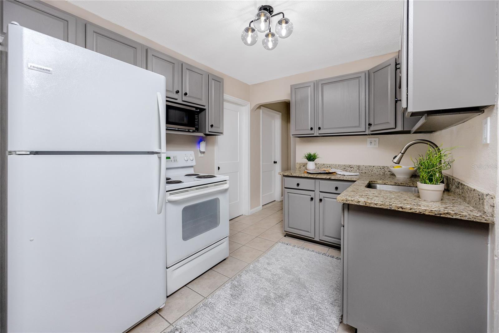 Listing photo id 7 for 6923 Dartmouth Avenue N