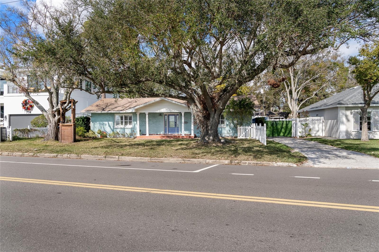 Listing photo id 1 for 710 Davis Boulevard