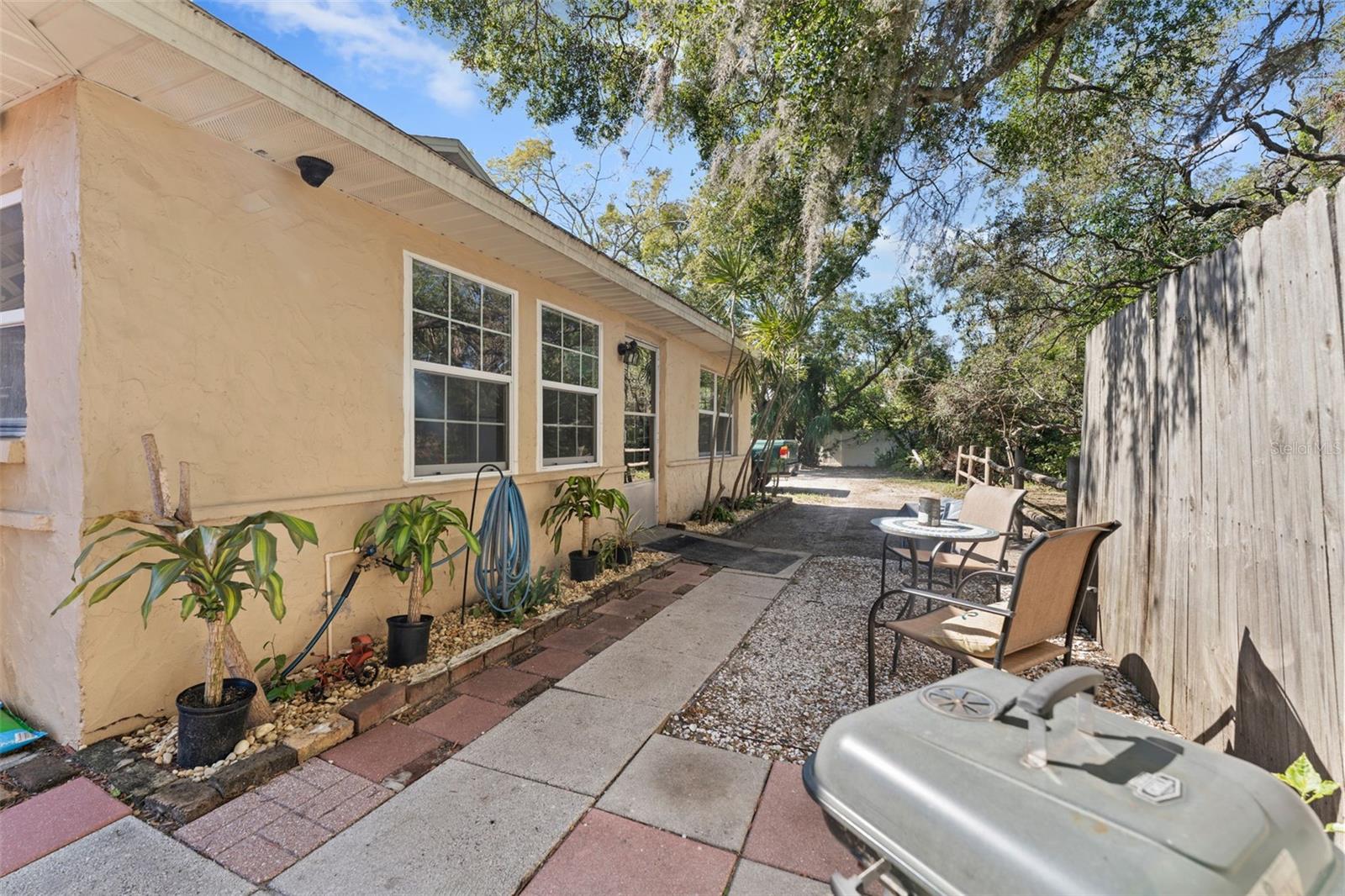 Listing photo id 18 for 931 And 925 Florida Avenue