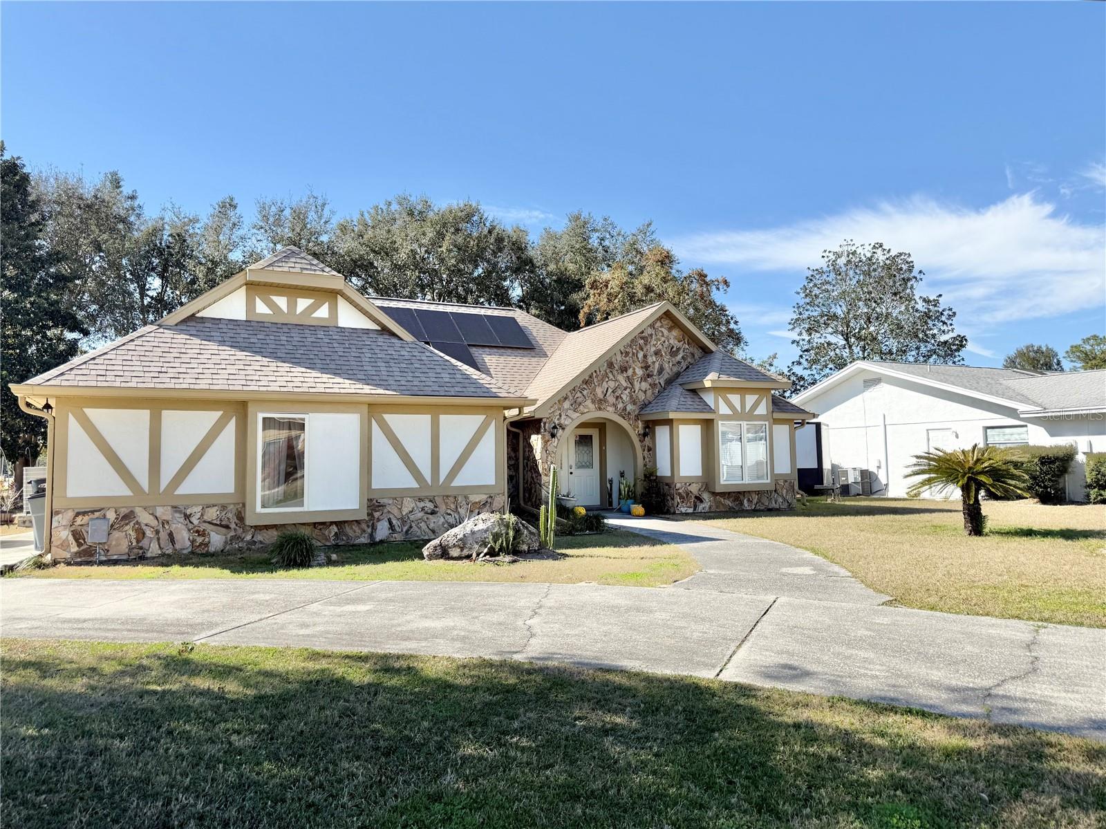 Listing photo id 3 for 8265 Periwinkle Lane