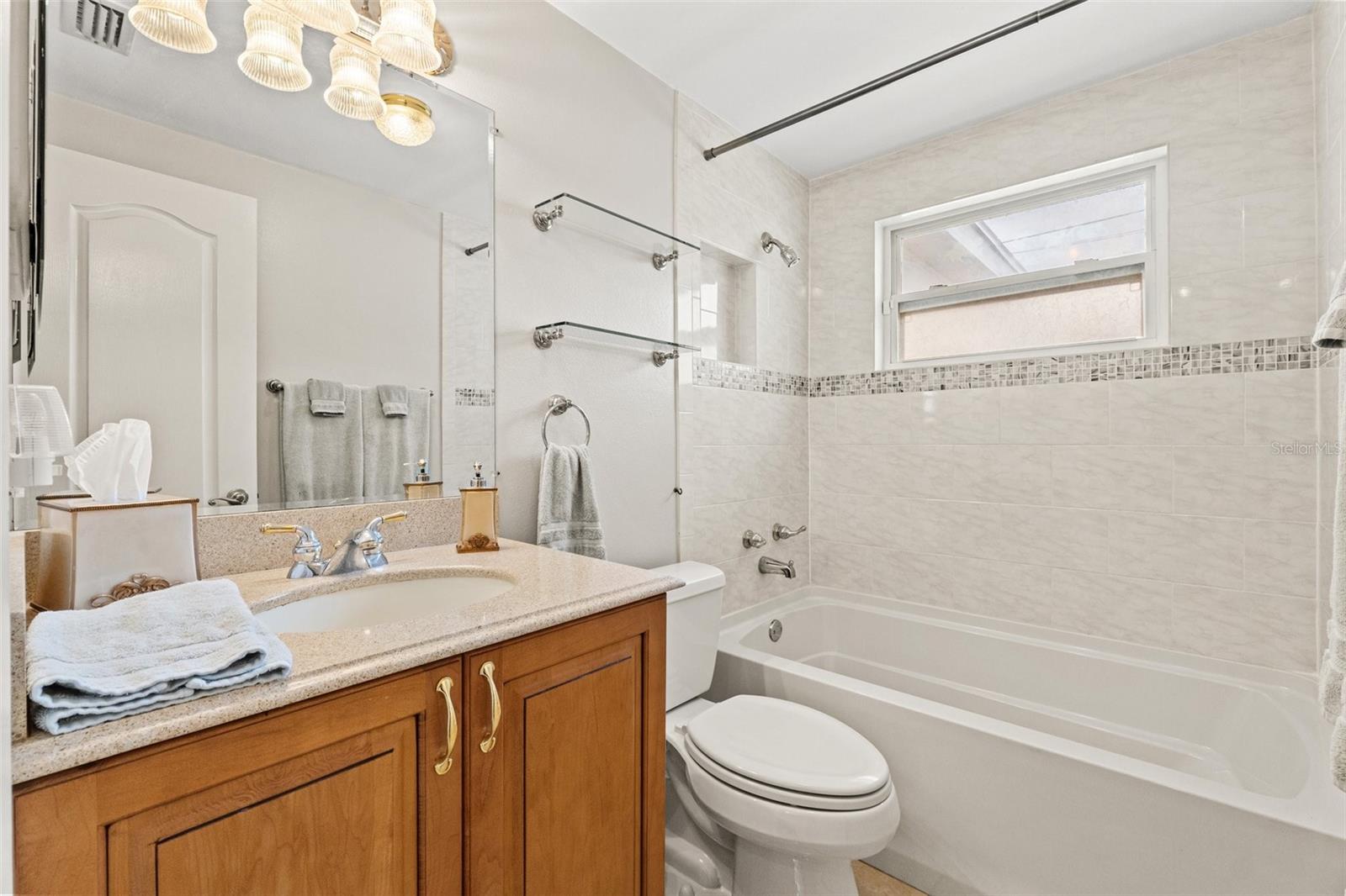 Listing photo id 20 for 5152 Victoria Lane