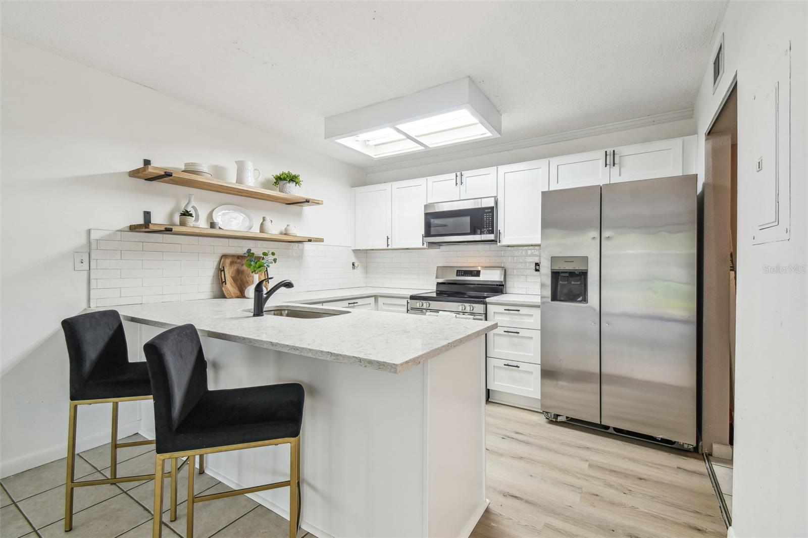 Listing photo id 2 for 3389 Crystal Court E F