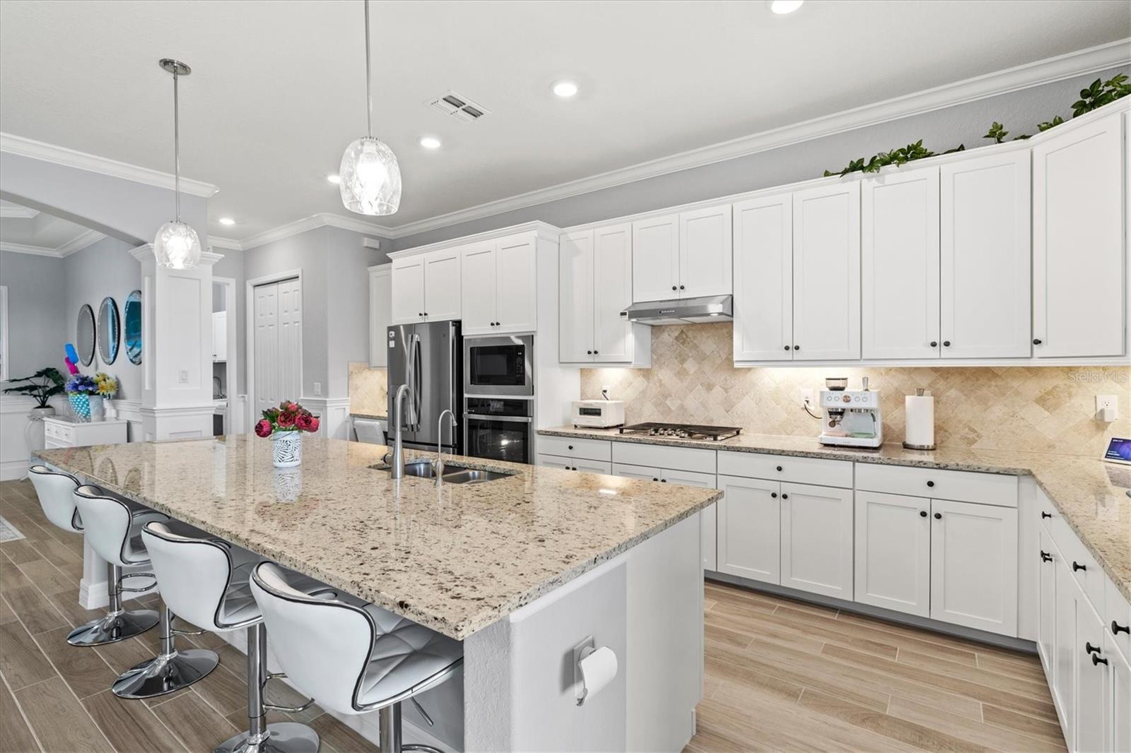 Listing photo id 13 for 5749 Cheech Glen