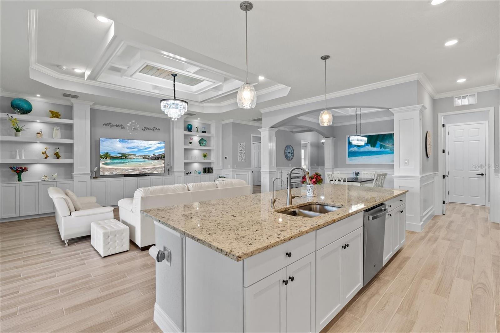 Listing photo id 15 for 5749 Cheech Glen