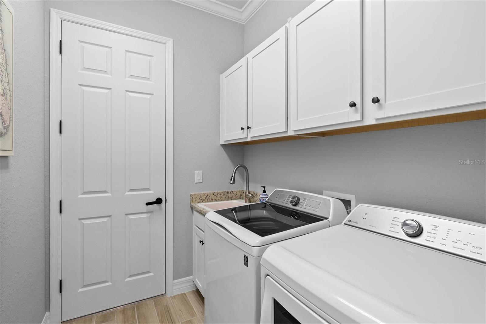 Listing photo id 28 for 5749 Cheech Glen