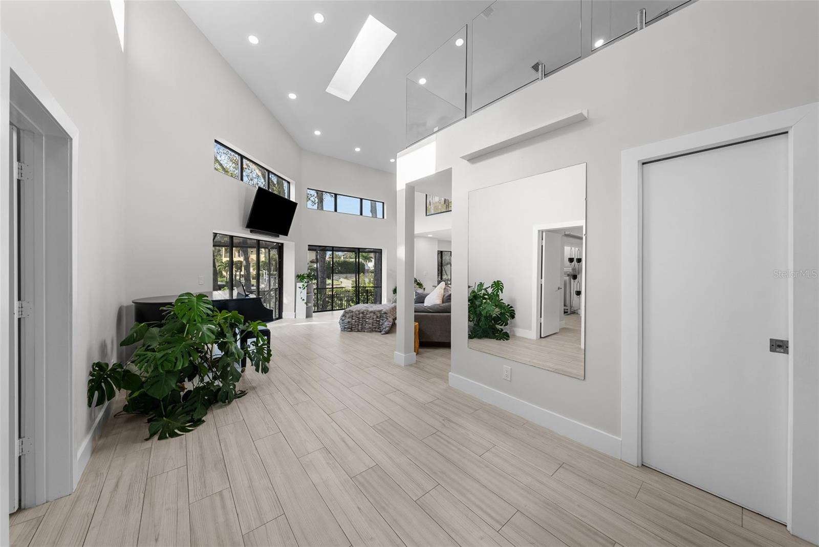 Image 4 of 57 For 746 Davis Boulevard