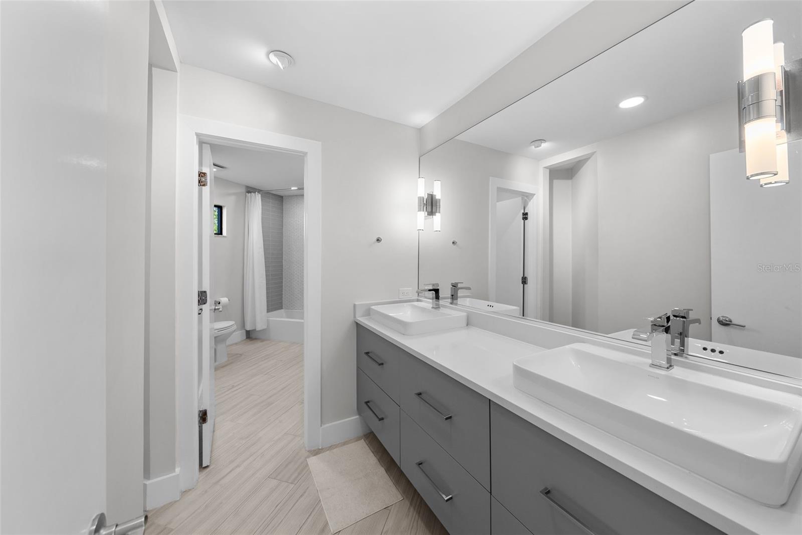 Image 40 of 57 For 746 Davis Boulevard