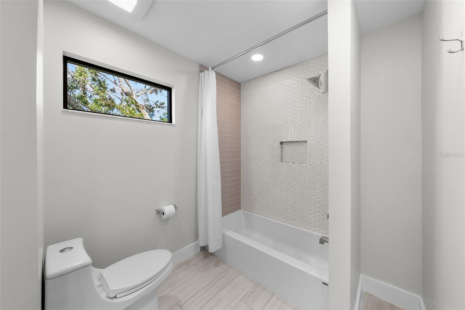 Image 41 of 57 For 746 Davis Boulevard