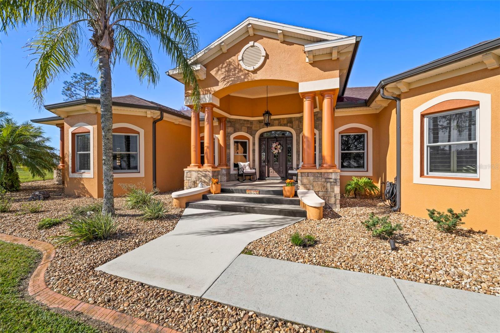 Listing photo id 3 for 14739 Vista View Court