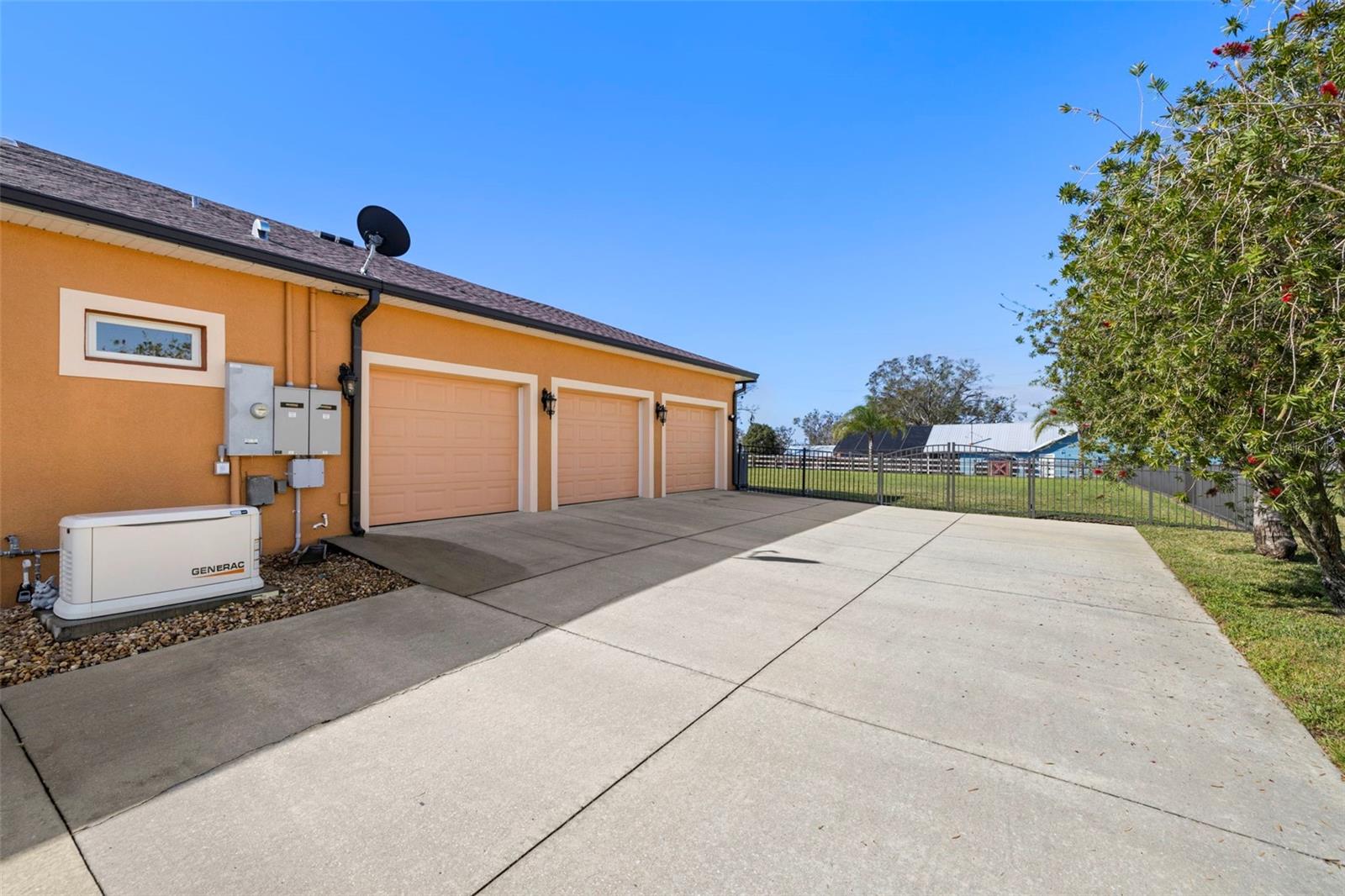 Listing photo id 5 for 14739 Vista View Court