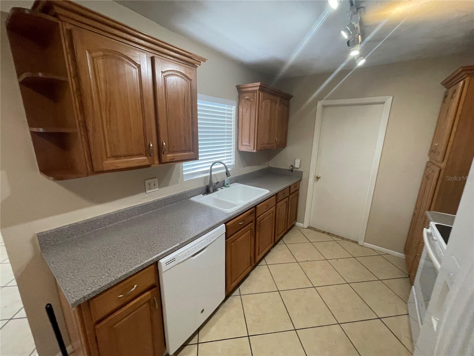 Listing photo id 4 for 540 Florida Circle S